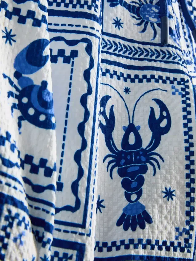 Mediterrane Shorts mit Struktur im Stil mediterraner Fliesen