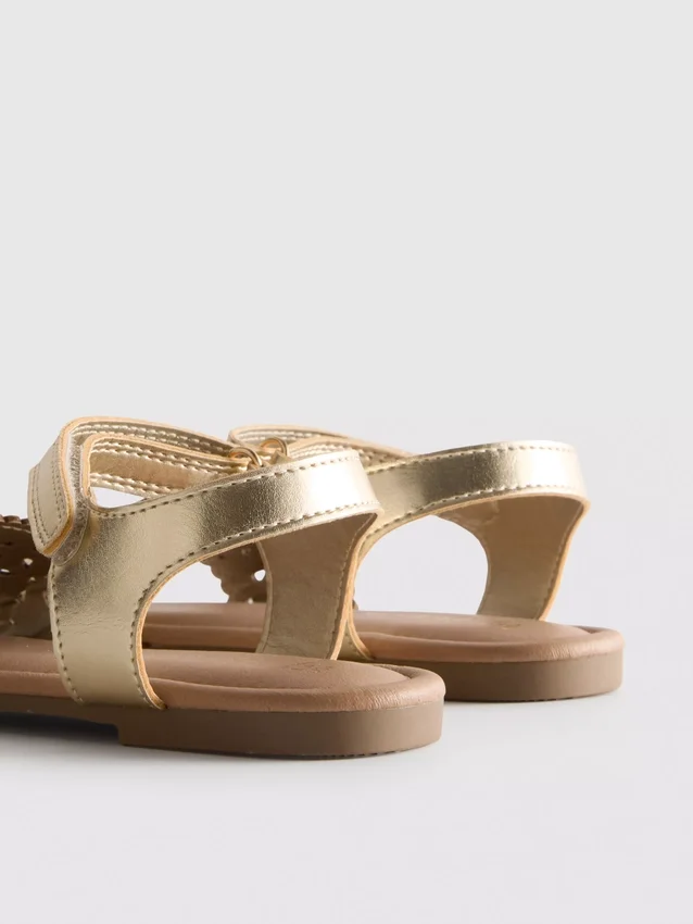 Metallic-Sandalen mit Lasercut-Design