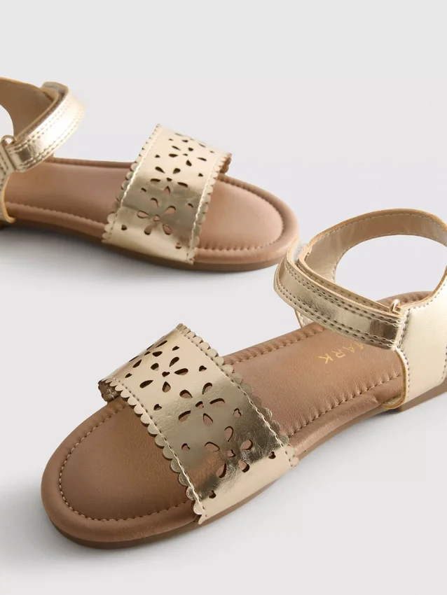 Metallic-Sandalen mit Lasercut-Design