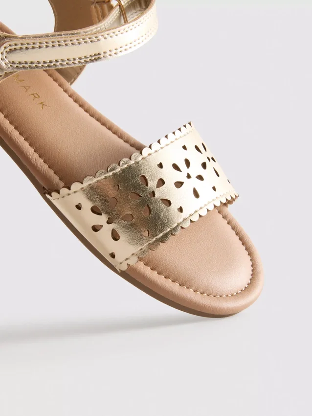 Metallic-Sandalen mit Lasercut-Design