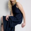 Midi-Kleid aus Baumwoll-Denim mit tief sitzender Taille