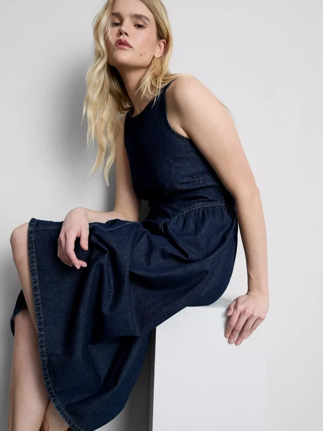 Midi-Kleid aus Baumwoll-Denim mit tief sitzender Taille