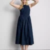 Midi-Kleid aus Baumwoll-Denim mit tief sitzender Taille