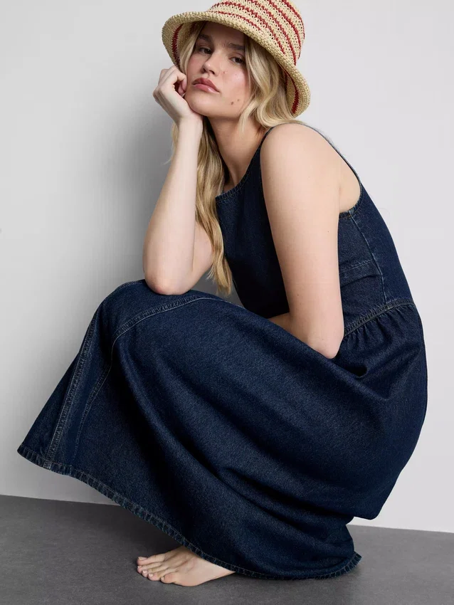 Midi-Kleid aus Baumwoll-Denim mit tief sitzender Taille