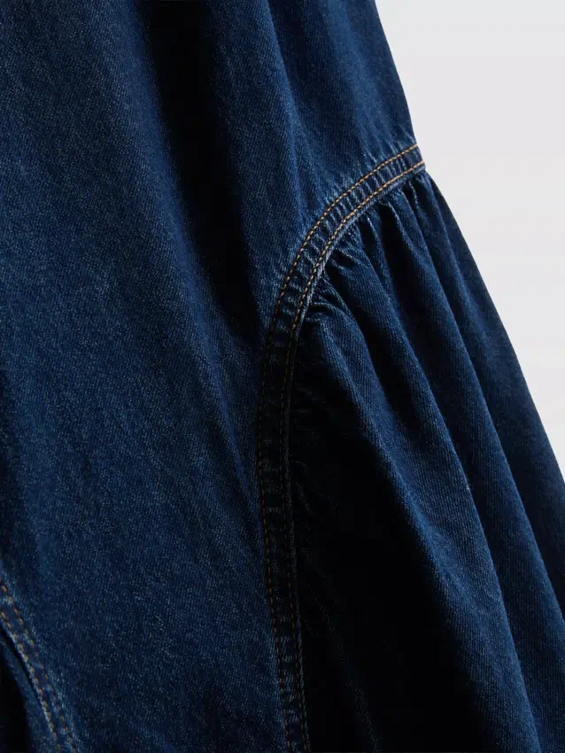 Midi-Kleid aus Baumwoll-Denim mit tief sitzender Taille