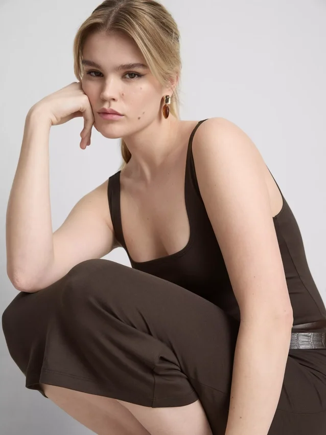Midi-Kleid mit quadratischem Ausschnitt im Second-Skin-Look