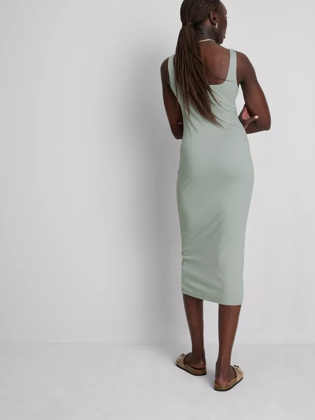 Midi-Kleid mit quadratischem Ausschnitt im Second-Skin-Look