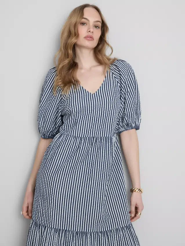 Midi-Smockkleid aus Baumwoll-Seersucker