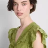 Mini-Kleid aus Baumwolle mit Lochstickerei und Rüschen