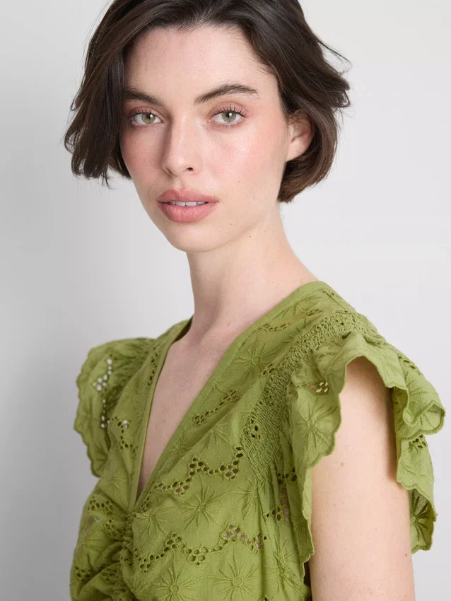 Mini-Kleid aus Baumwolle mit Lochstickerei und Rüschen