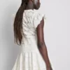 Mini-Kleid aus Baumwolle mit Lochstickerei und Rüschen
