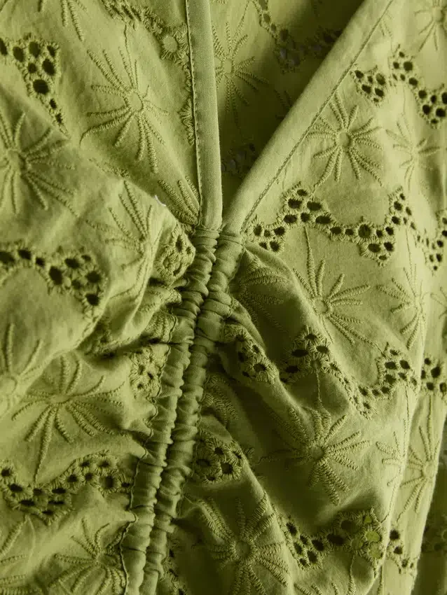 Mini-Kleid aus Baumwolle mit Lochstickerei und Rüschen