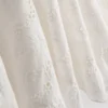 Mini-Kleid aus Baumwolle mit Lochstickerei und Rüschen