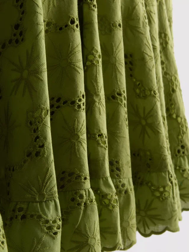 Mini-Kleid aus Baumwolle mit Lochstickerei und Rüschen