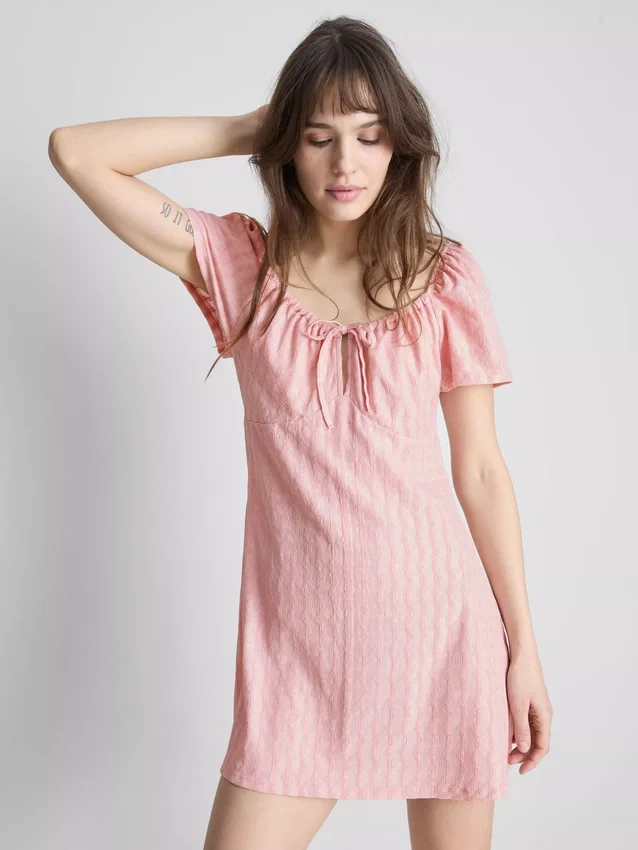 Mini-Kleid mit gekräuselten Flügelärmeln
