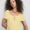 Mini-Kleid mit gekräuselten Flügelärmeln