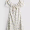 Mini-Kleid mit gekräuselten Flügelärmeln