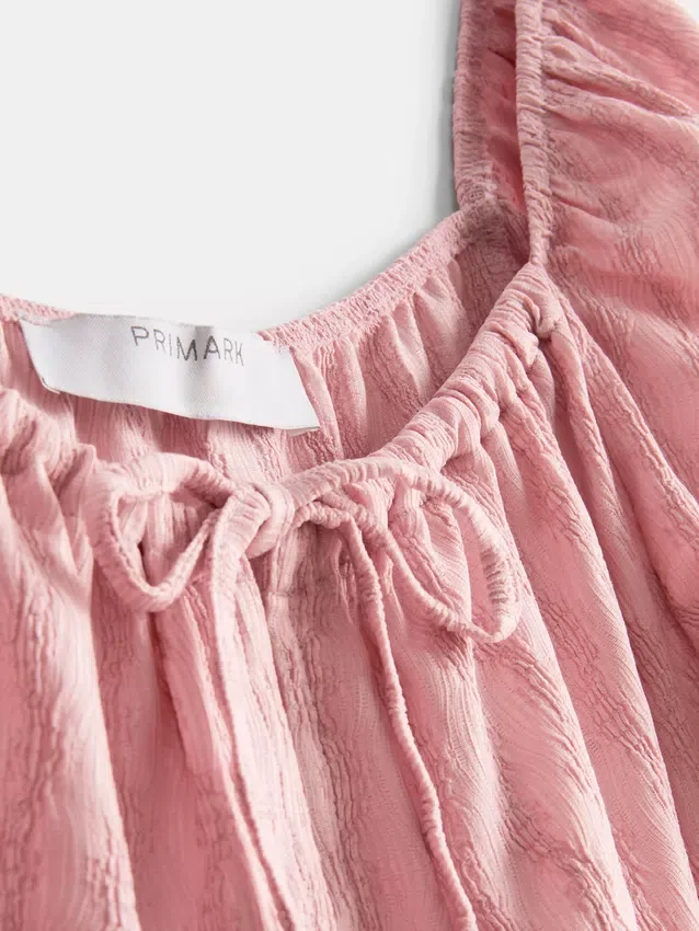 Mini-Kleid mit gekräuselten Flügelärmeln