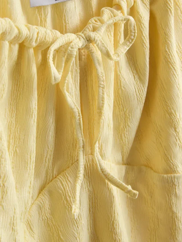 Mini-Kleid mit gekräuselten Flügelärmeln