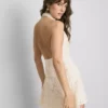 Mini-Kleid mit Häkel-Halterausschnitt und Wasserfallkragen