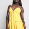 Minikleid aus Baumwolle mit Stufenschnitt und V-Ausschnitt
