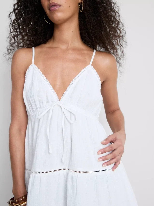 Minikleid aus Baumwolle mit Stufenschnitt und V-Ausschnitt