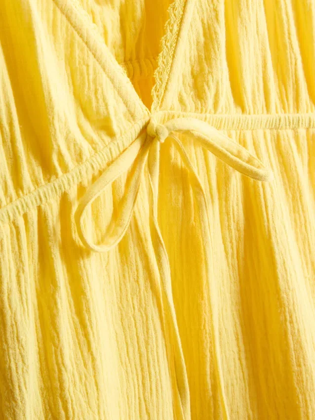 Minikleid aus Baumwolle mit Stufenschnitt und V-Ausschnitt