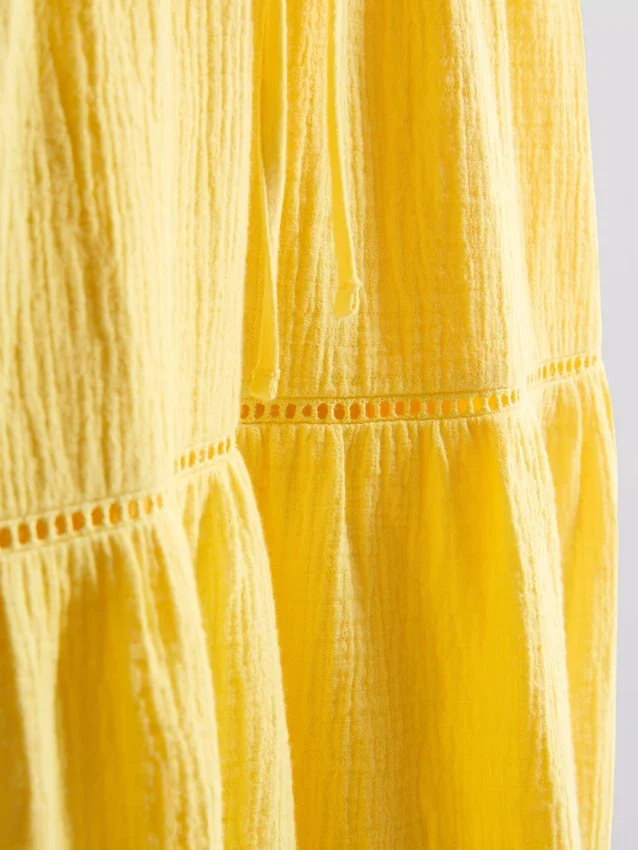 Minikleid aus Baumwolle mit Stufenschnitt und V-Ausschnitt