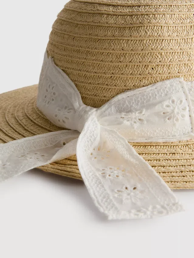 Mütze mit Broderie-Anglaise-Muster
