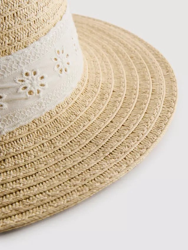 Mütze mit Broderie-Anglaise-Muster