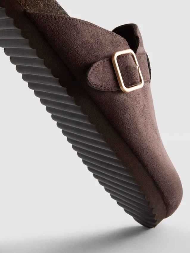 Mule-Clogs mit Schnalle