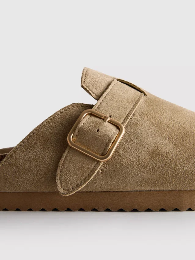 Mule-Clogs mit Schnalle