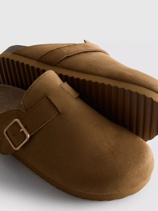 Mule-Clogs mit Schnalle