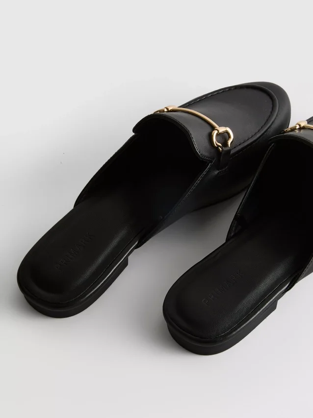 Mule-Loafer aus Kunstleder mit Trensenschnalle