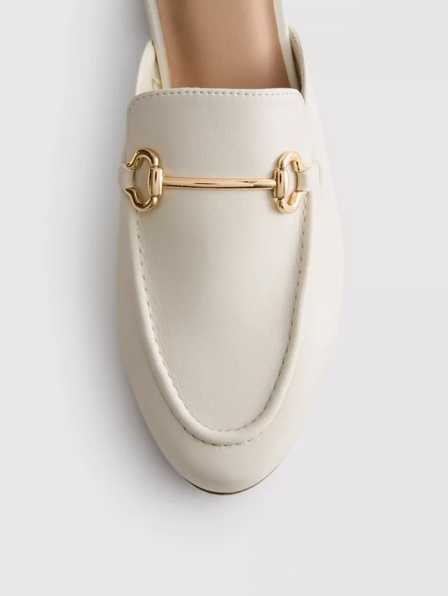 Mule-Loafer aus Kunstleder mit Trensenschnalle