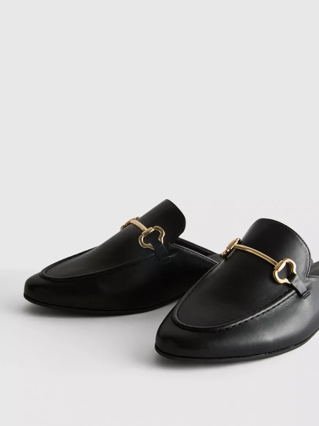 Mule-Loafer aus Kunstleder mit Trensenschnalle