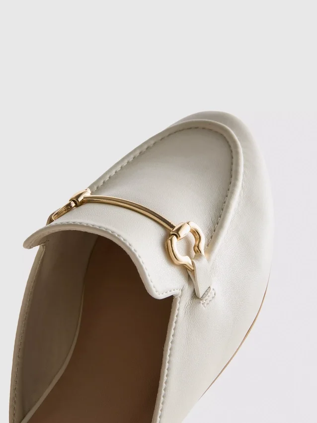 Mule-Loafer aus Kunstleder mit Trensenschnalle