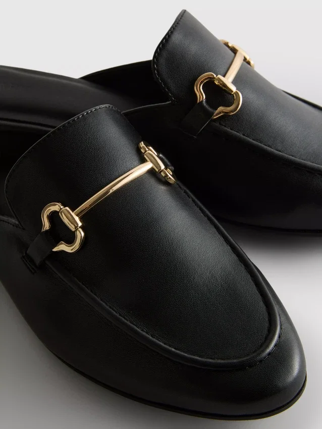 Mule-Loafer aus Kunstleder mit Trensenschnalle
