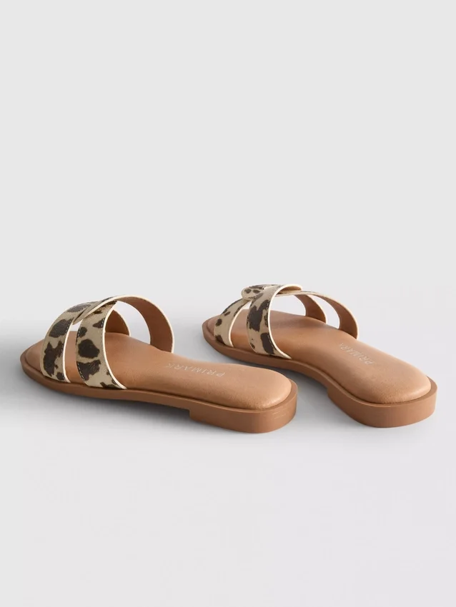 Mule-Sandalen mit gekreuzten Riemen