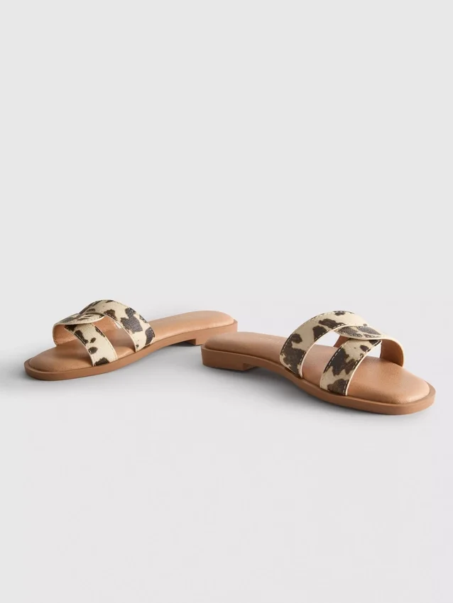 Mule-Sandalen mit gekreuzten Riemen