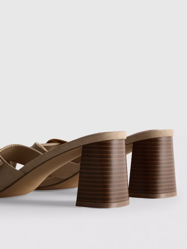 Mule-Sandalen mit Schnalle und Blockabsatz