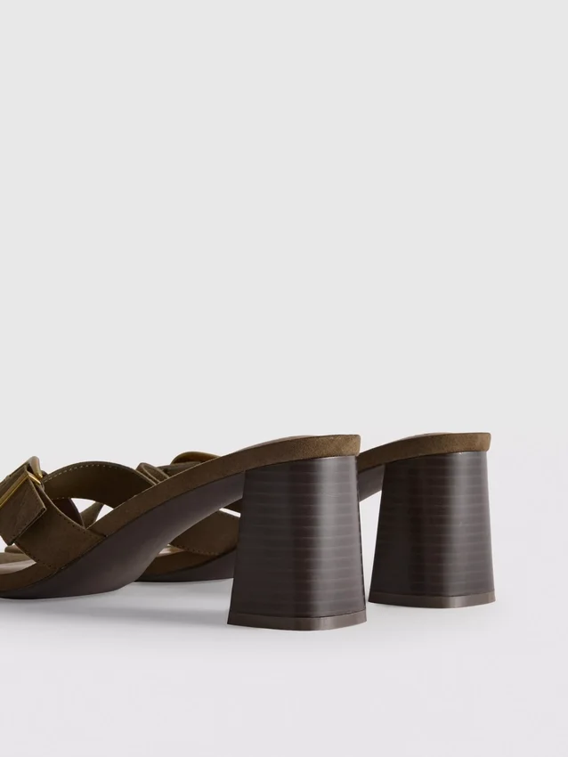 Mule-Sandalen mit Schnalle und Blockabsatz