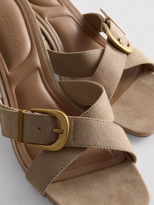 Mule-Sandalen mit Schnalle und Blockabsatz