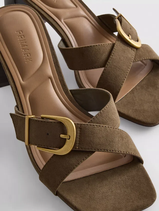 Mule-Sandalen mit Schnalle und Blockabsatz