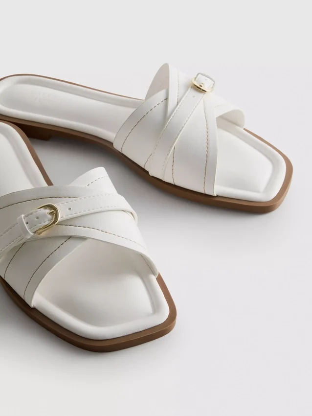 Mule-Sandalen mit Schnallen