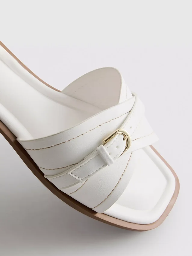 Mule-Sandalen mit Schnallen
