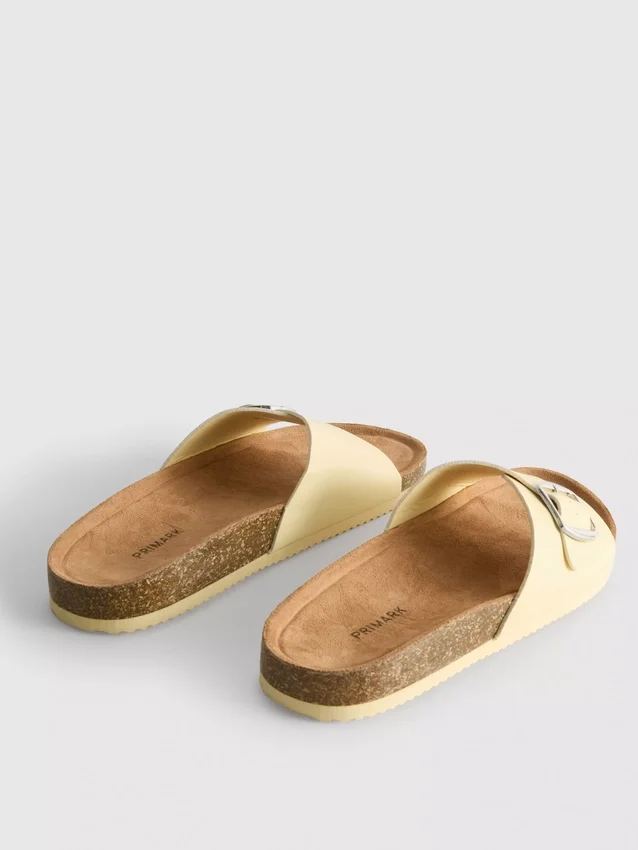 Mule-Sandalen mit Schnallenriemen