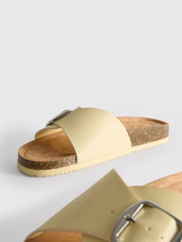 Mule-Sandalen mit Schnallenriemen