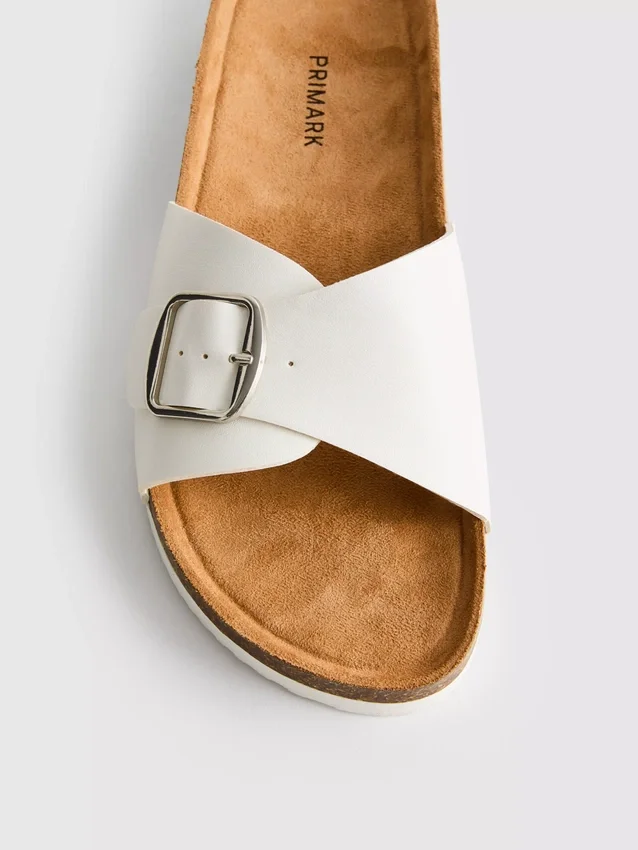 Mule-Sandalen mit Schnallenriemen
