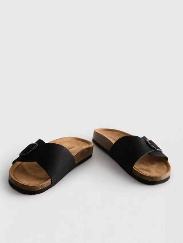 Mule-Sandalen mit Schnallenriemen